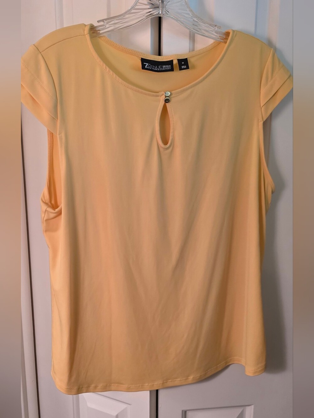 Women's Cap-Sleeve Keyhole Top in Light Peach Sz M